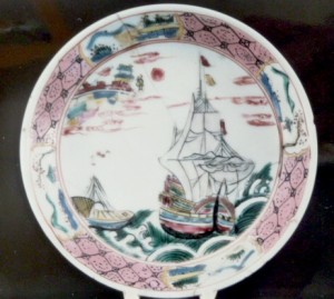 Soucoupe en porcelaine de la Compagnie des Indes à décor maritime, Chine, XVIIIè siècle. Lorient, musée de la Compagnie des Indes.