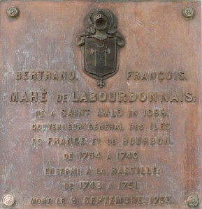 Sur le socle de la statue qui se trouve sur la place d'Armes à Port-Louis (Île Maurice)