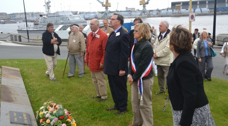 Minute de silence après dépôt de gerbe