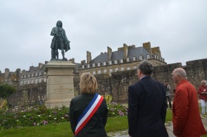 Minute de silence devant la statue de Mahé de La Bourdonnais le 15 juin 2015 à Saint-Malo 